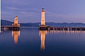 Hafeneinfahrt von Lindau, neuer Leuchtturm und Löwenstatue, Bodensee