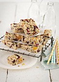 Puffed rice bars with dried and candied fruits