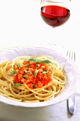 Spaghetti mit Tomaten und Basilikum