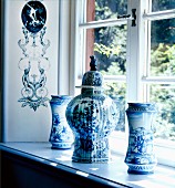 Blau-weiss bemalte chinesische Vasen auf Fensterbank