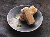 Tofu-Reispapier-Päckchen aus dem Ofen mit Macadamianüssen