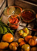 Frische Tomaten & selbstgemachtes Tomatenpüree in Einmachgläsern