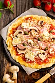 Glutenfreie Pizza mit Schinken, Brie, Pilzen & Kapern (ungebacken)