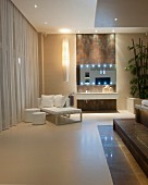 Moderne Tagesliege und Hockerin Weiß vor Pendelleuchte und Waschbereich in luxuriösem Bad, seitlich teilweise sichtbare Empore
