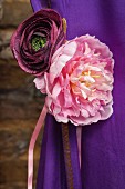 Stoffblumen in Rosa und Dunkelviolett an lila Sari