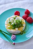 Saint-Marcellin-Käse mit Frühlingszwiebeln, Schnittlauch und Himbeeren