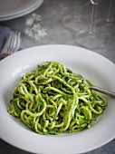 'Spaghetti' aus spiralisierter Zucchini mit Bärlauchpesto