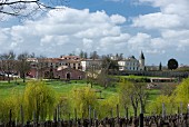 Blick auf den Park und die Gebäude von Château Lafite-Rothschild (Bordeaux, Frankreich)