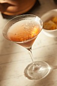 Ein Manhattan Cocktail mit Whiskey und rotem Wermut