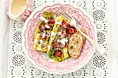 Cäsarsalat mit gegrilltem Römersalat, Speck, Kapern und Parmesan