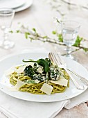 Green pasta with properly, pimentos and mange tout