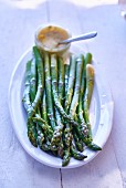 Green asparagus with sauce