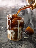 Eiskaffee zubereiten: Kaffee wird auf Kaffee-Eiswürfel gegossen