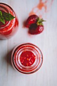 Mango-Erdbeer-Smoothie im Glas (Draufsicht)