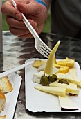 Käseplatte mit Oliven bei einem Imbissstand