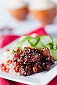 Rindfleisch in Hoi Sin Sauce mit geröstetem Sesam, dazu Reis mit Chili und Gurkensalat