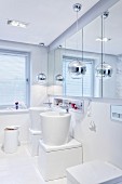 Designerbad, extravagante Waschtische vor Spiegelschrank an Wand, Pendelleuchten mit verchromtem Kugelschirm