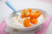Yoghurt with apricots