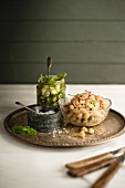 Gurkenrelish und Kichererbsensalat mit Meersalz