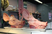 Schweinsköpfe auf dem Markt in Bilbao, Baskenland, Spanien