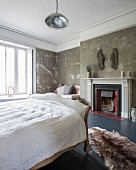 Schlittenbett in Schlafraum eines Landhauses mit Vintage-Farbpatina auf Wänden