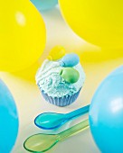 Kinderparty-Cupcake mit Fondant-Luftballons