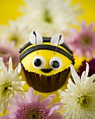 A bumble bee cupcake with flowers