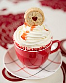 Cupcake mit Jammy Dodger Keks und Erdbeer-Marmelade