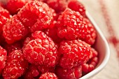 A bowl of red raspberries (close-up)