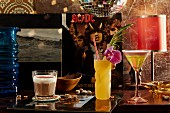 Cocktails im Stil der achtziger Jahre: Ein Rum, ein Gin und Wodka-Cocktail