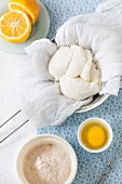 Ingredients for Leniwe Wareniki (vanilla ricotta dumplings with wholemeal flour, Russia): ricotta, egg, lemon and flour