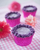 Cupcakes with blackcurrant cream and sugar