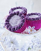 Cupcakes with blackcurrant cream and sugar