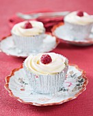 Cupcakes mit weisser Schokolade und Himbeeren