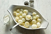Silberzwiebeln mit Butter, Sahne und Gewürzen