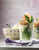 Salat aus Kohlrabi und Birne mit Löwenzahn, Pancetta und Gewürzbröseln