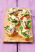 Canapés with smoked mackerel, lettuce and beetroot