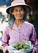 Verkäuferin auf dem Markt in Vietnam