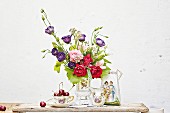 Romantisches Arrangement aus Blumenstrauss & antikem Porzellangeschirr