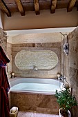 Rustikal modernes Bad mit Holzbalkendecke, eingebaute Badewanne mit Steinfliesen auf Frontwand