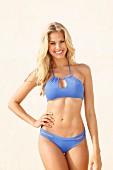 Junge blonde Frau in blauem Bikini