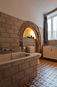 Rustikales Badezimmer mit altem Torbogen und Zementfliesen