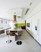 Moderne Wohnküche mit großer Küchentheke und Barhockern