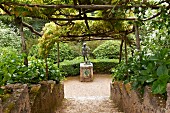 Blick von Treppe auf Metall Skulptur mit Sockel im Garten der Villa Cimbrone