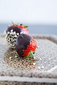 Erdbeeren mit Schokoladenüberzug und gehackten Mandeln