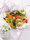 Buntes Gemüse mit Kräutern en papillote