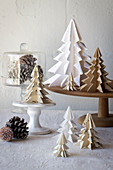 Origami-Tannenbäumchen als Weihnachtsdekoration
