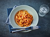 Spaghetti mit Tomaten, Chili & Speck (Aufsicht)
