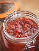 A jar of tomato chutney (close-up)