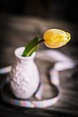 Eine gelbe Tulpe in kleiner Keramikvase